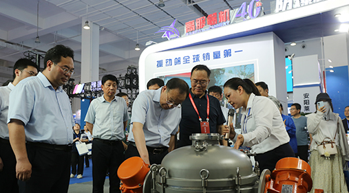 中原農(nóng)谷第二屆振動(dòng)機(jī)械產(chǎn)業(yè)博覽會(huì)盛大開幕，新鄉(xiāng)市長(zhǎng)魏建平親臨高服展區(qū)指導(dǎo)工作