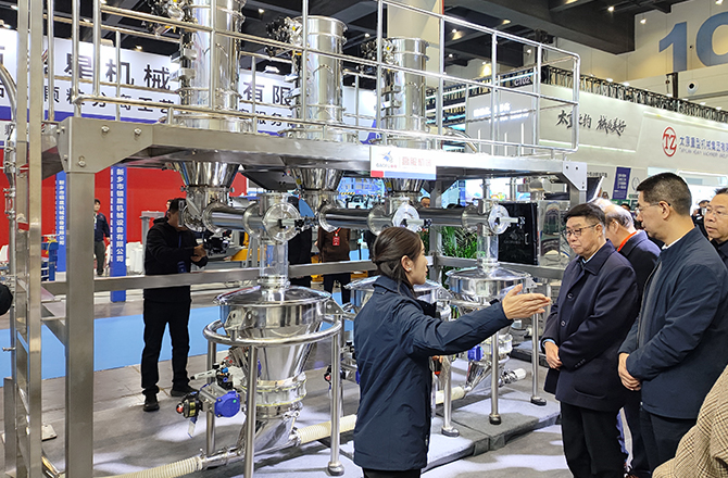 高服以“智能篩分系統(tǒng)+防爆解決方案”雙引擎驅(qū)動(dòng)制造業(yè)升級，獲工信部領(lǐng)導(dǎo)現(xiàn)場點(diǎn)贊